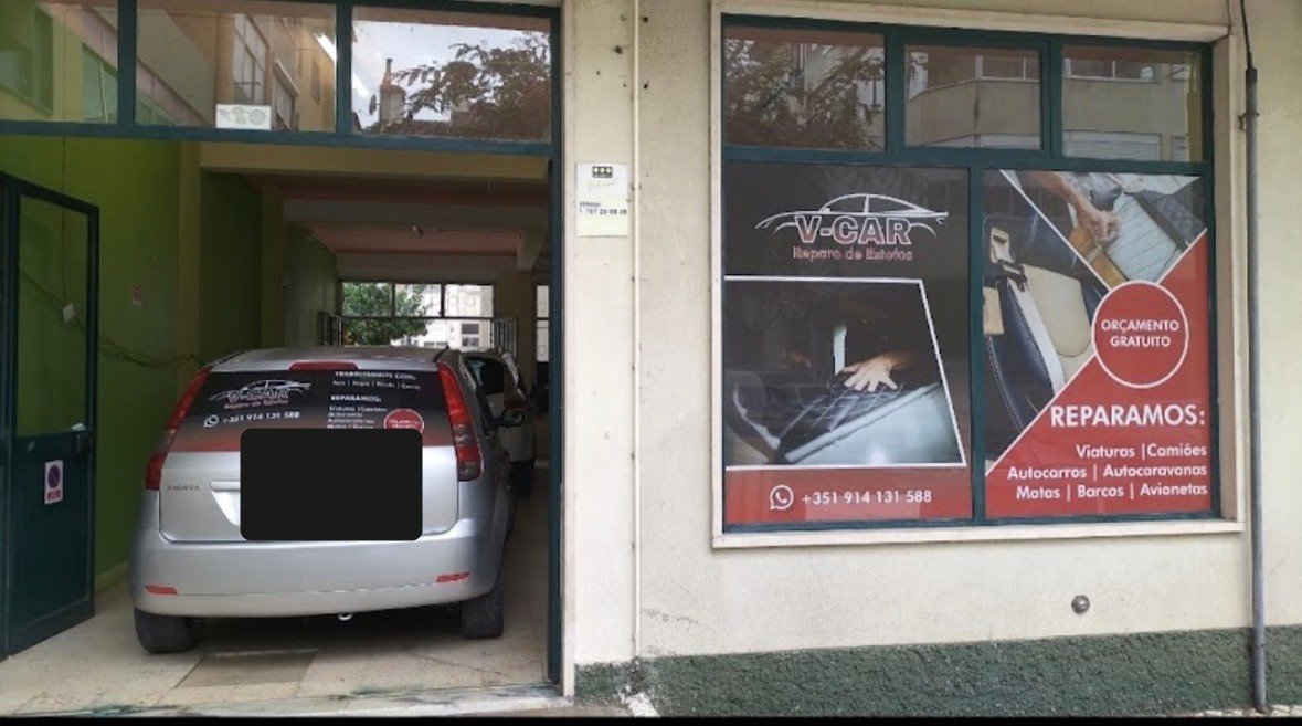 Fachada da loja V-car Reparo de Estofos em Azambuja, com viatura da empresa
