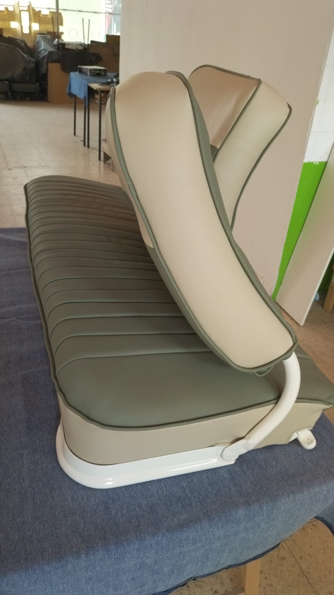 Banco automóvel em pele bicolor restaurado