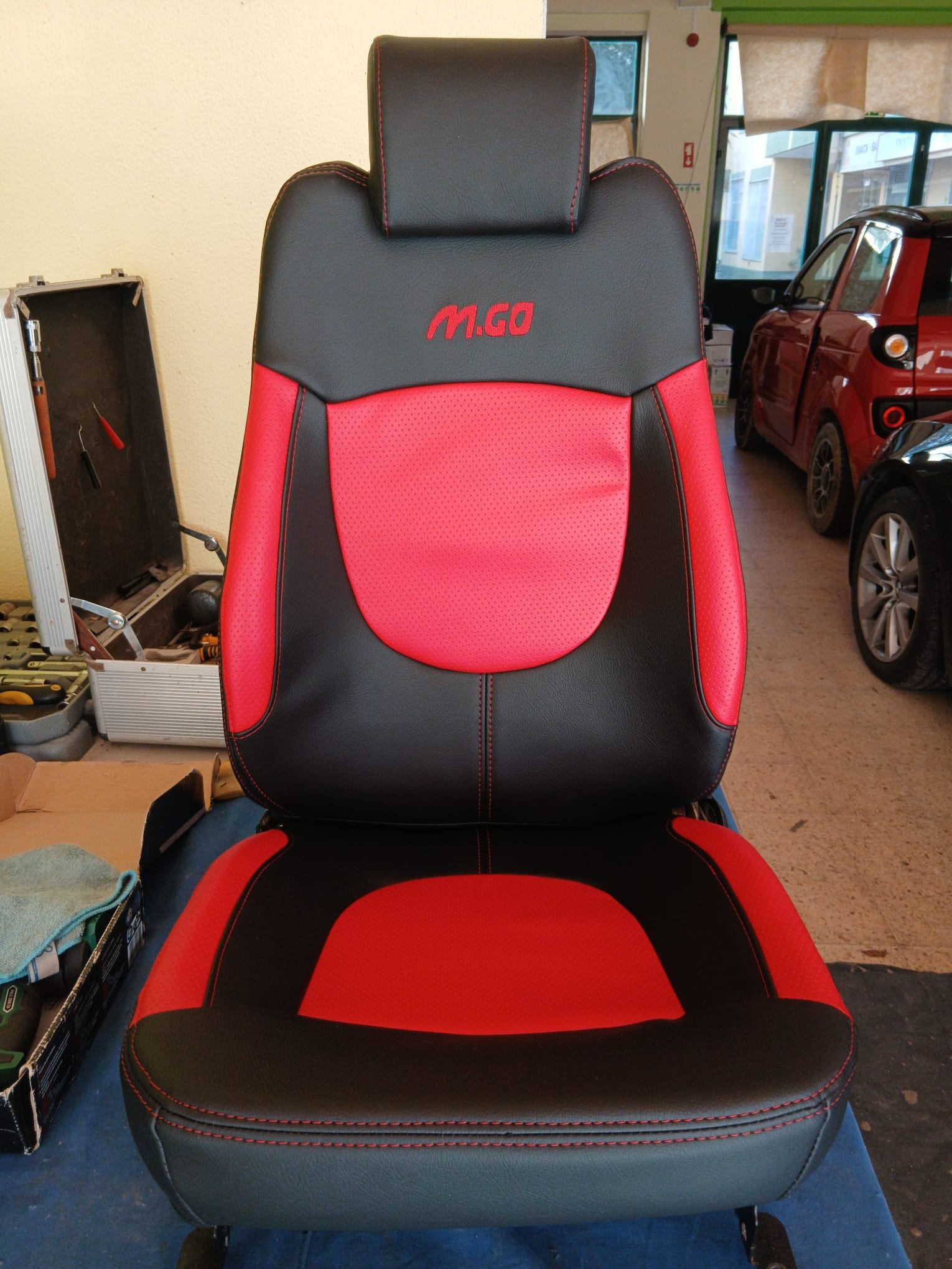 Banco automóvel M.GO restaurado a vermelho e preto