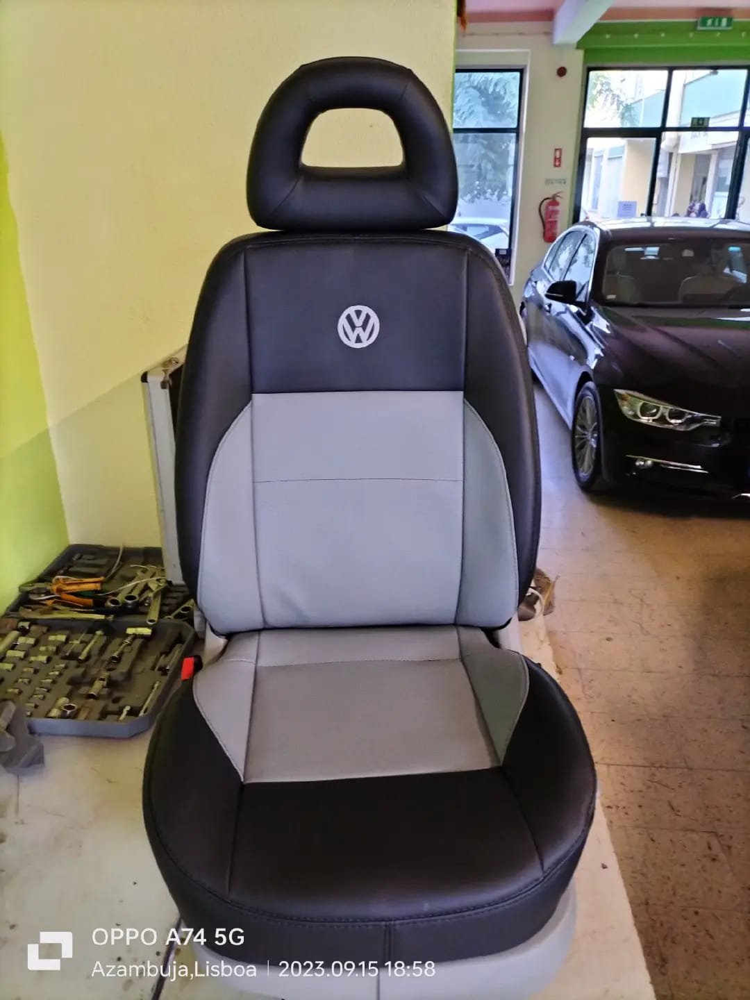 Banco automóvel restaurado com logo VW