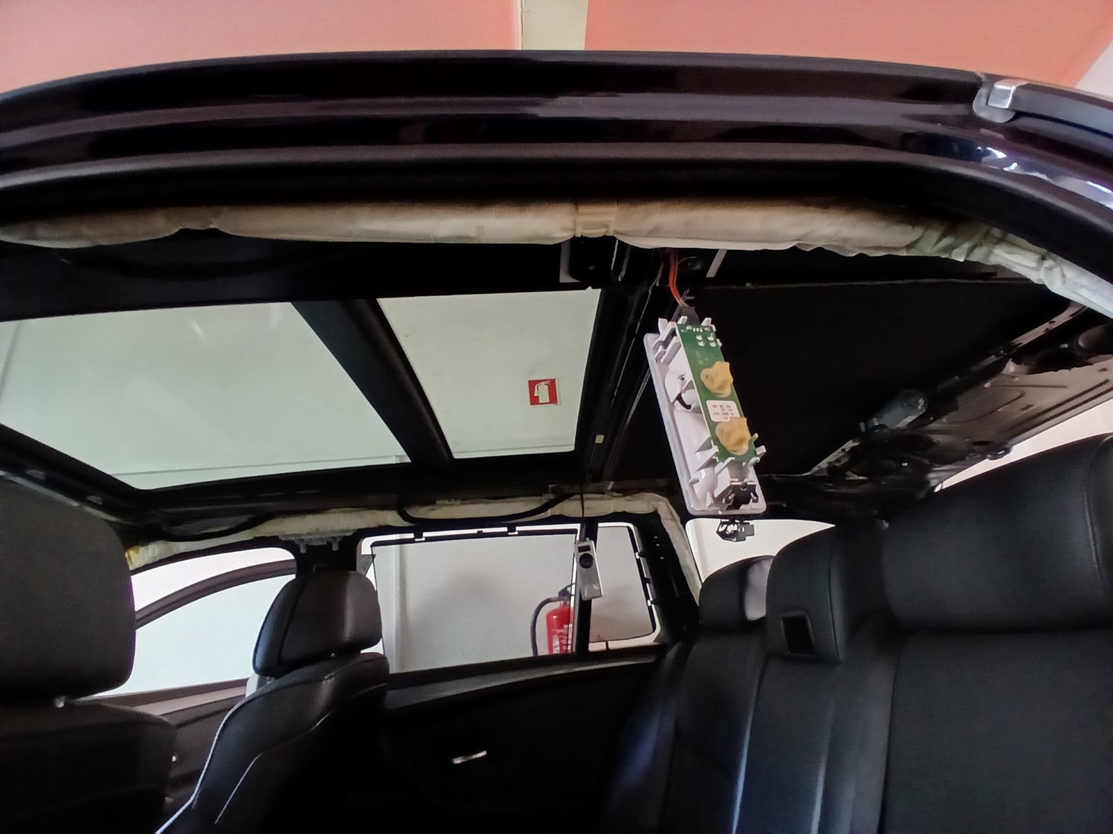 Interior de viatura com teto de abrir