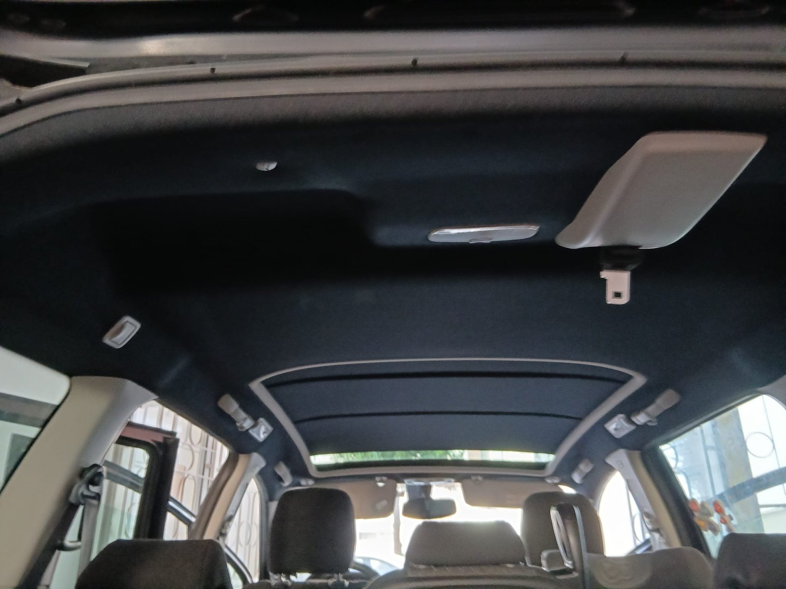 Forro de teto automóvel escuro reparado