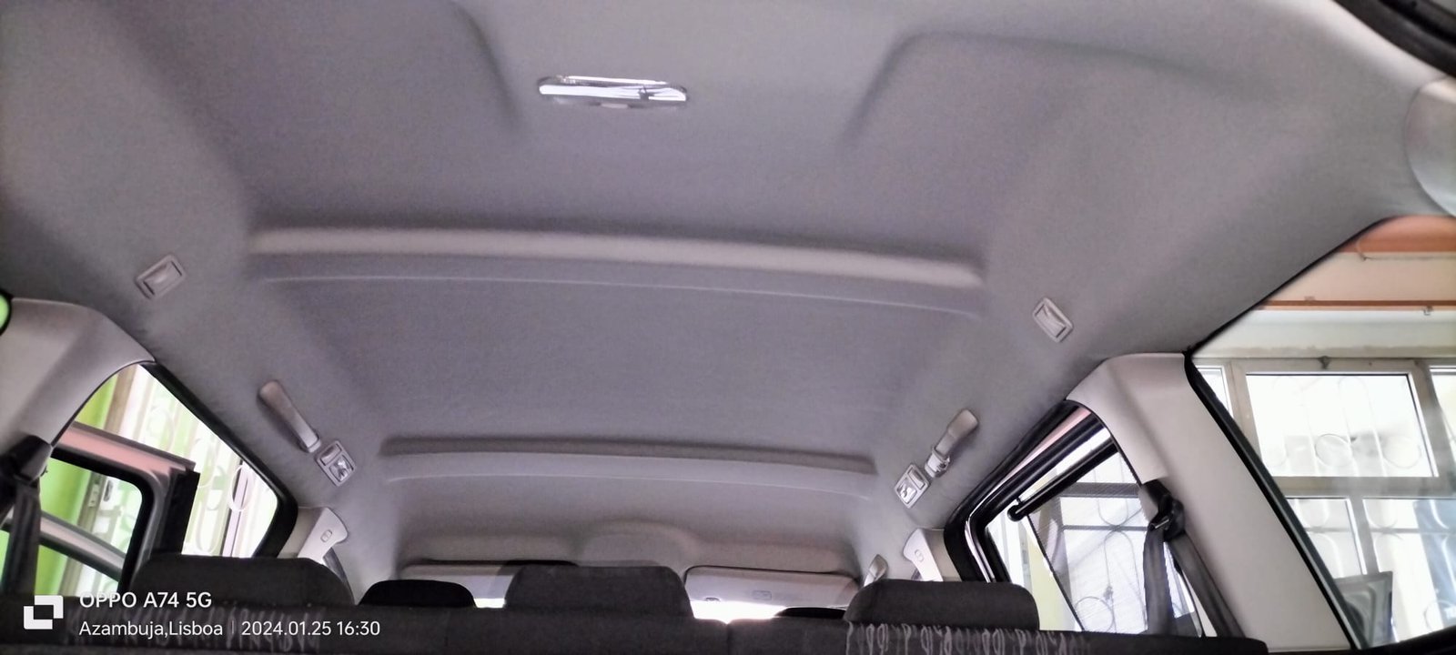 Forro de teto automóvel instalado, vista interior