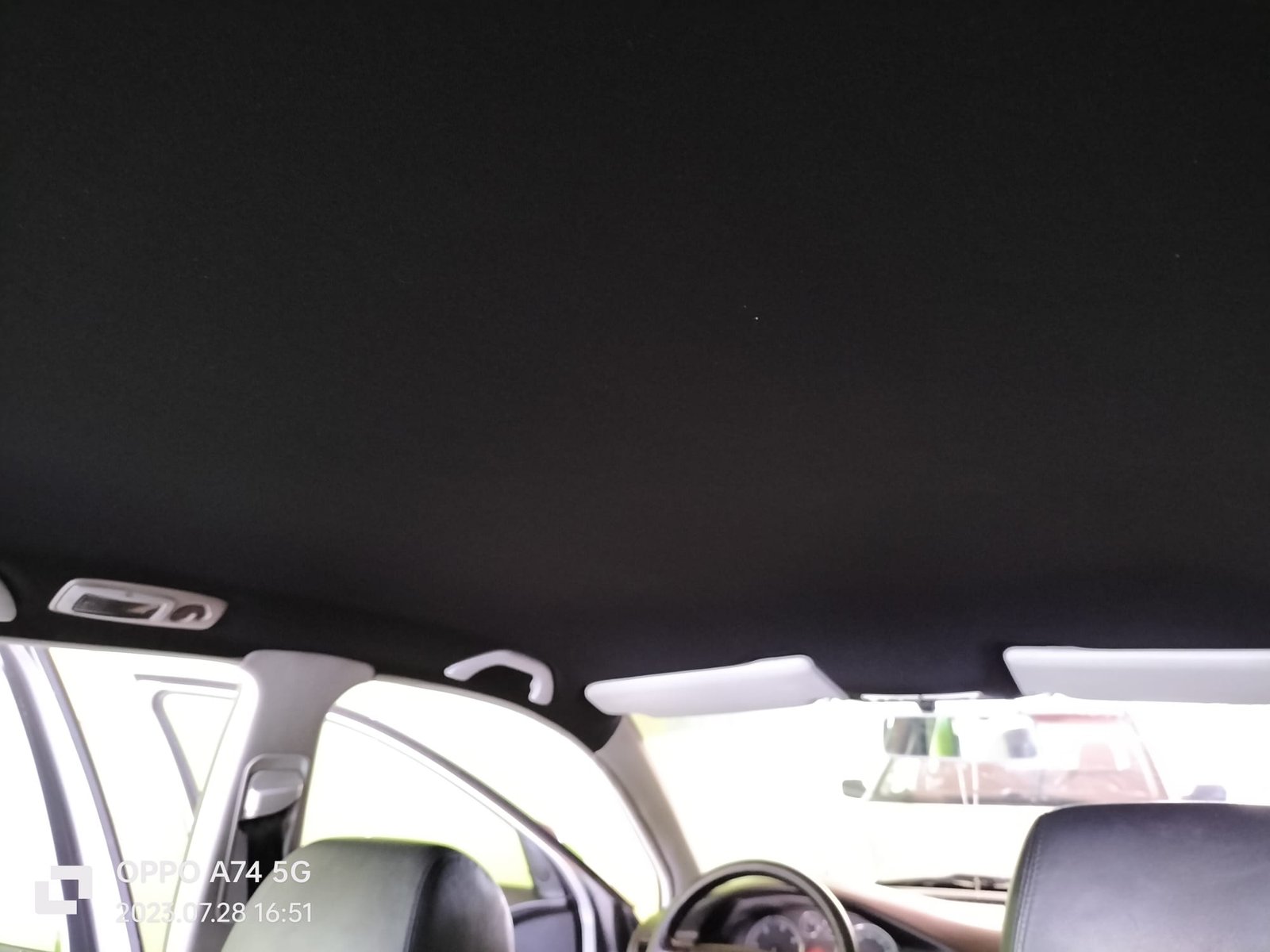Forro de teto automóvel reparado, vista frontal