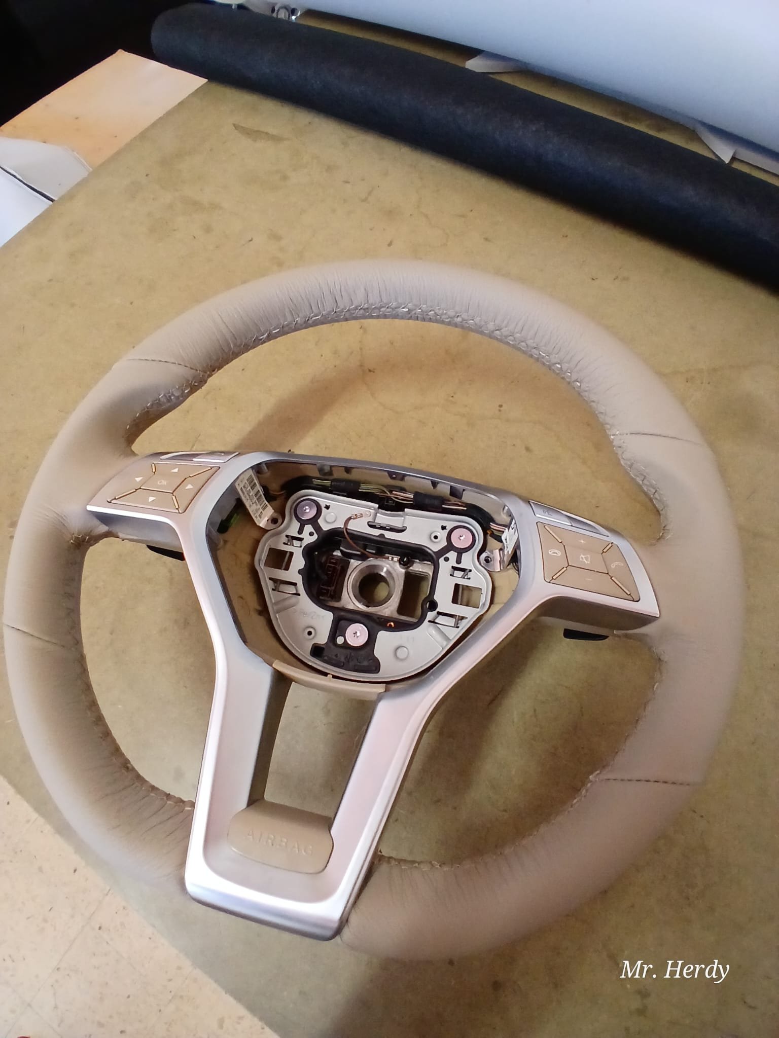 Volante automóvel desmontado para reparação