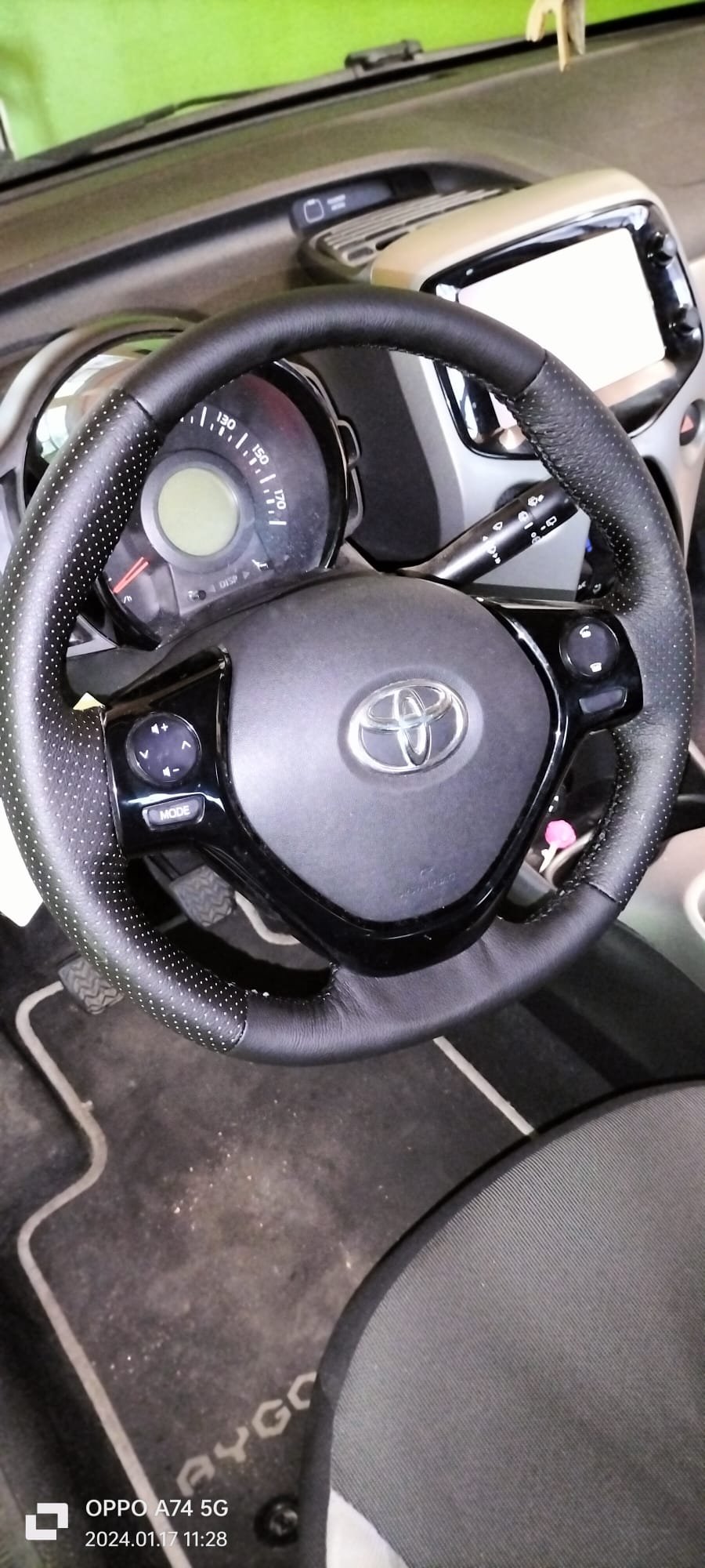 Volante de Toyota Aygo revestido a pele